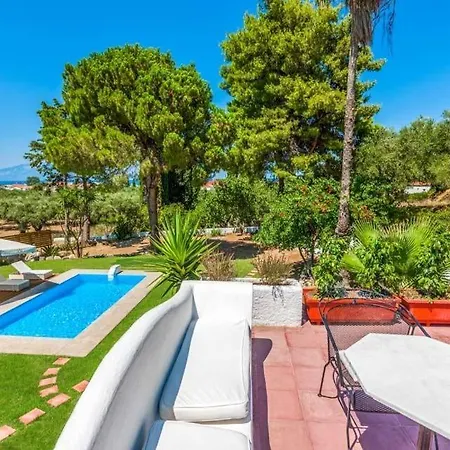 Sleeps 7 Pool Air Con Wifi